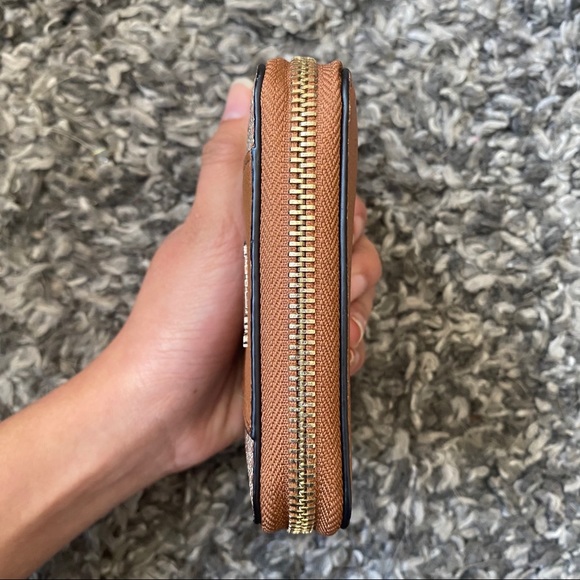 ‼️SOLD‼️ Guess Compact Wallet - Picture 2 of 8